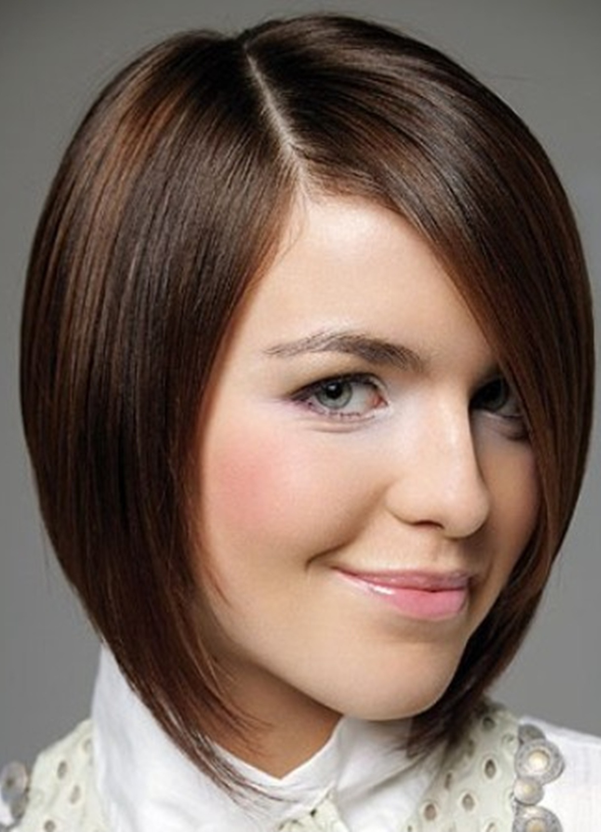 Coiffures pour femmes pour cheveux mi-longs pour un visage rond
